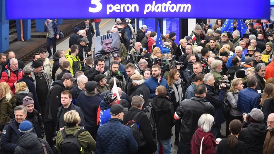Tłum oczekujący Donalda Tuska na Dworcu Centralnym w Warszawie