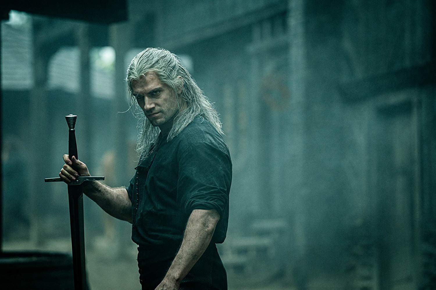 Henry Cavill jako wiedźmin Geralt wciąż budzi kontrowersje. W scenach walki jest podobno świetny
