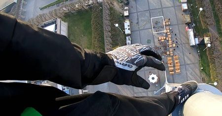 Nielegalnie wspinał się na 90-metrowy symbol Wrocławia. Chciał zrobić zdjęcie na Instagrama