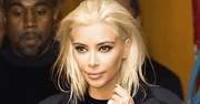 Kim Kardashian skróciła włosy. Selfie w nowej fryzurze zrobiła w... samolotowej toalecie [INSTAGRAM]
