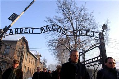 "Rząd udaje, że Polacy nie pracowali w obozie Auschwitz"