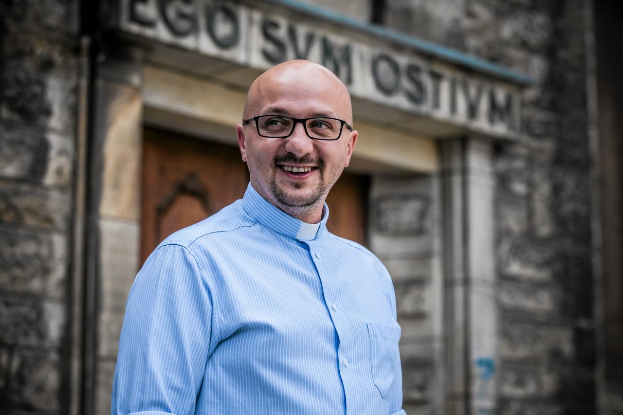 O. Grzegorz Kramer broni ks. Kneblewskiego. "Wczoraj też wypiłem piwo"