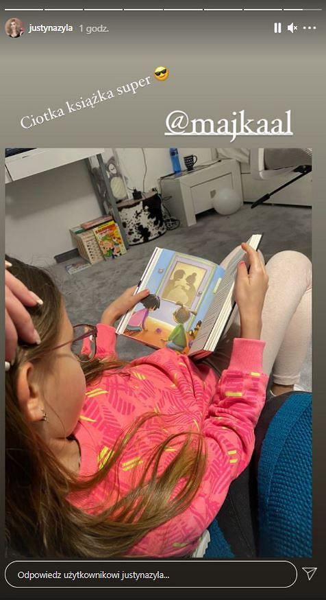 Córka Justyny Żyły czyta książkę