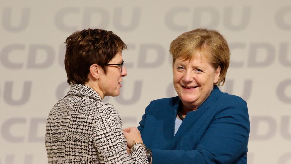 Annegret Kramp-Karrenbauer i Angela Merkel