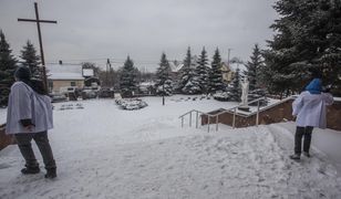 Ksiądz chodzi po kolędzie. Ministranci oddają procent