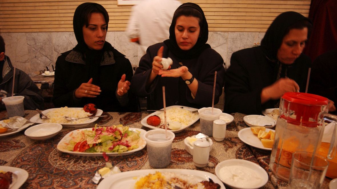 Młode iranki na obiedzie z rodziną, Teheran, 2003 r. 