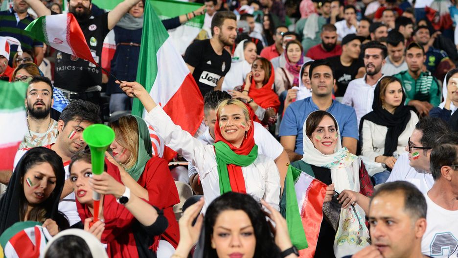 Iranki na stadionie w Teheranie