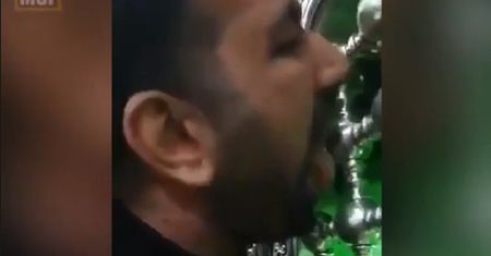 Iran. Ludzie liżą ściany świątyni, by pokazać, że nie boją się koronawirusa