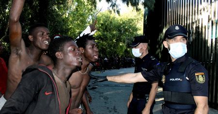 Hiszpania. Kilkuset imigrantów sforsowało sześciometrowe ogrodzenie