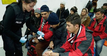 Poddali "nieletnich" imigrantów testom na dorosłość. Szokujący wynik