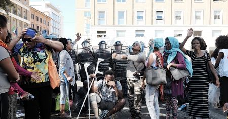 Włosi wiążą wzrost przestępczości z napływem imigrantów. Biorą sprawy we własne ręce