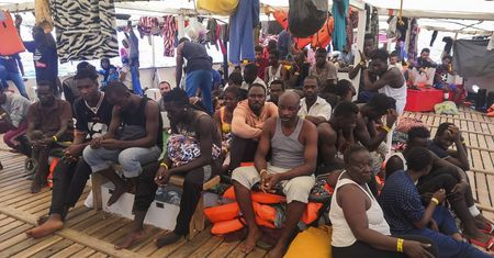 Włochy. Matteo Salvini nie chce wpuścić imigrantów do portu. Na statkach czeka ponad 500 osób