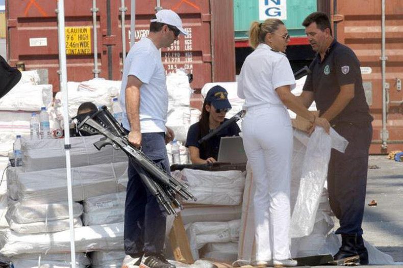 Policja przeszukała kontenery z meblami i odzieżą