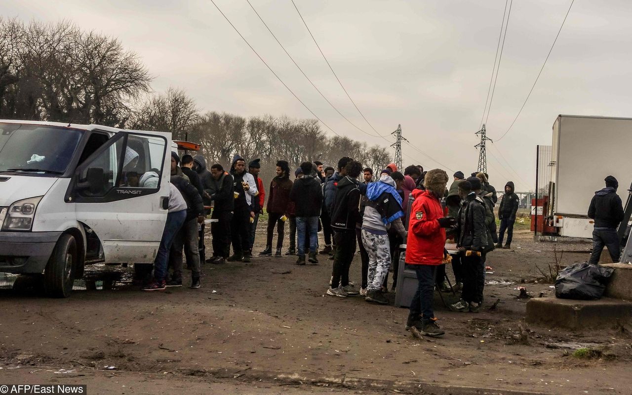 Starcia imigrantów w Calais.  Padły strzały, jest kilkunastu rannych