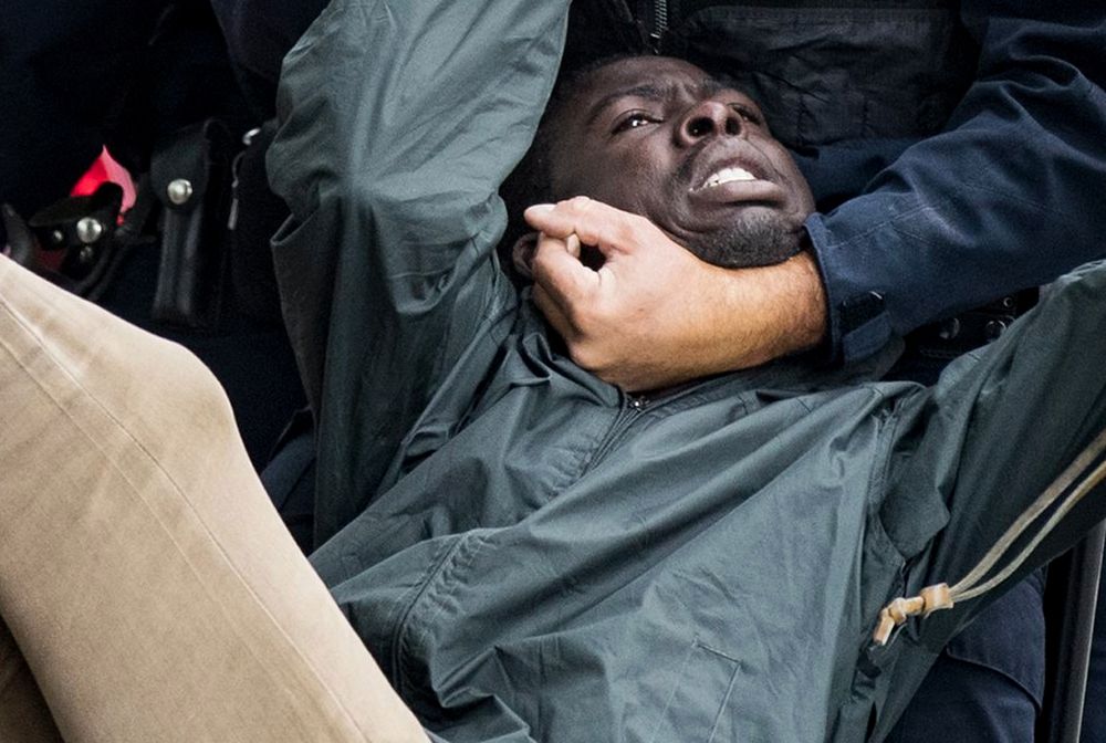 Wyrzucili imigrantów z Paryża. W ruch poszły pałki i gaz łzawiący