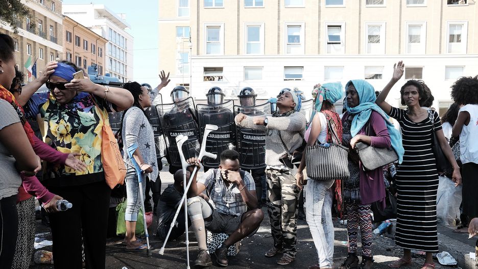 Konfrontacja między policją a imigrantami z Erytrei w Rzymie