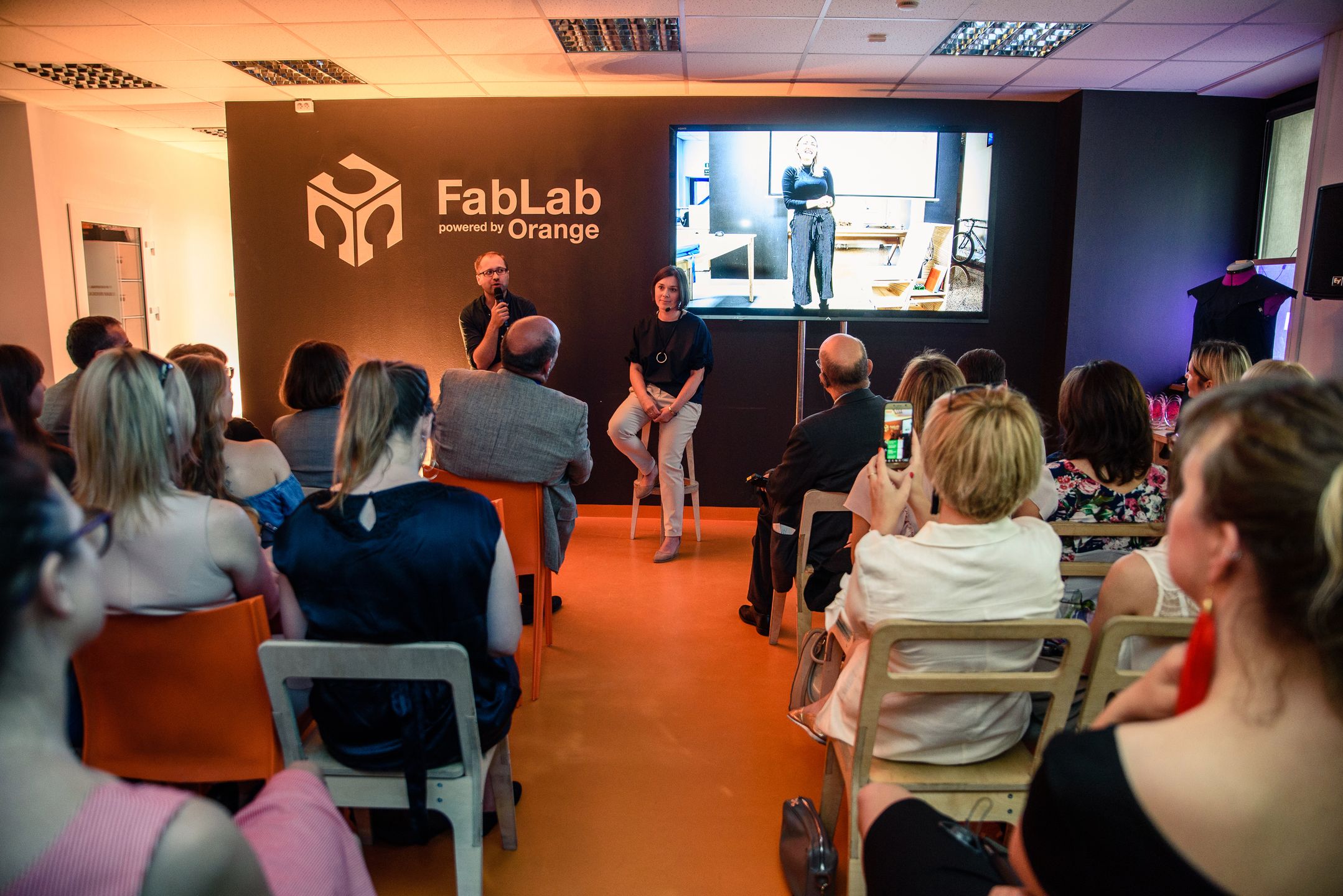 Prezentacja projektów w FabLab powered by Orange.
