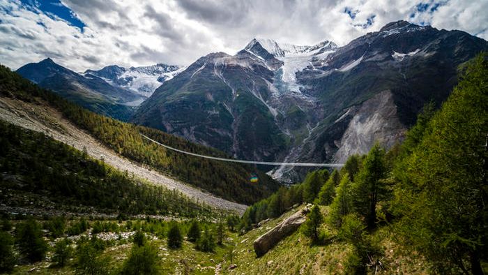 Most w okolicy alpejskiej wioski Randa liczy 494 m i wisi 85 m nad ziemią
