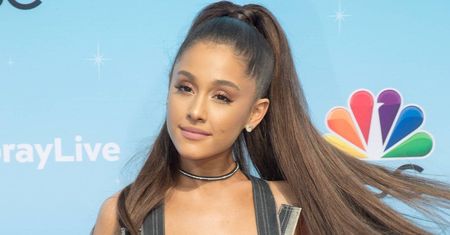 Ariana Grande w spodniach i staniku. Udana stylizacja?