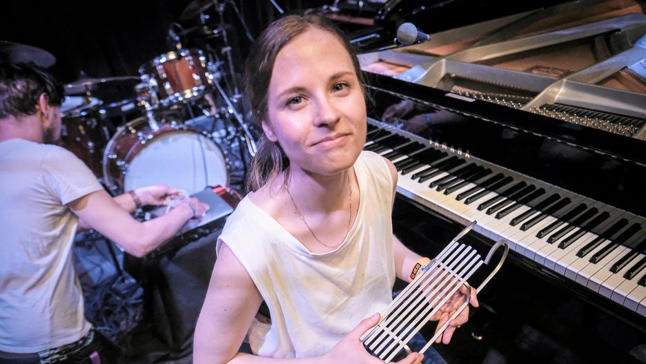 Hania Rani jest najbardziej znana z duetu Tęskno i instrumentalnych wersji przebojów Grzegorza Ciechowskiego