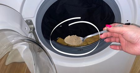 Koleżanka zawsze wsypuje do ciemnego prania taki proszek. Też pokochałam ten patent!