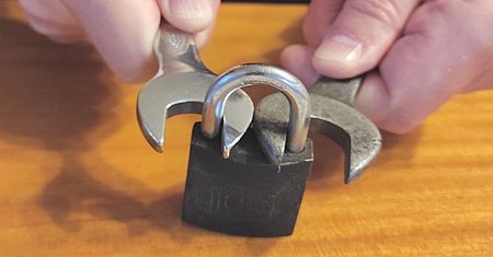 Zamknąłeś drzwi na kłódkę i zgubiłeś klucz? Tak ją szybko otworzysz