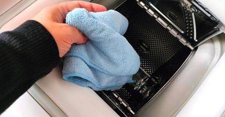 Wrzuć do bębna z ciemnymi ubraniami i włącz pralkę. Po praniu zobaczysz różnicę