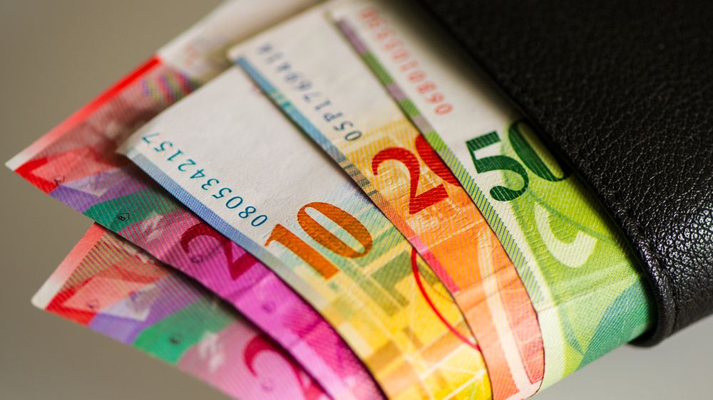 Jeszcze niedawno mówiło się o półmilionowej liczbie kredytów mieszkaniowych, które są rozliczane w szwajcarskiej walucie. Najnowsze dane Biura Informacji Kredytowej potwierdzają, że "hipotek" z waloryzacją do franka szwajcarskiego jest już znacznie mniej.