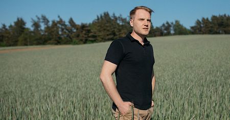 Wsi spokojna, wsi tęczowa. Sołtys nie uklęknie, ale wiatę postawi