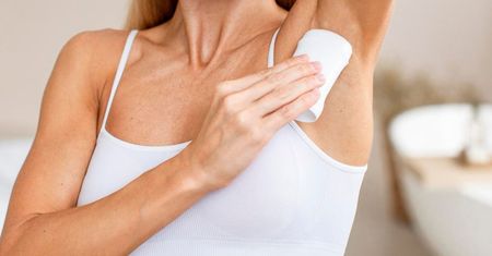 Wiele osób wciąż źle używa antyperspirantu. Przez to jest mniej skuteczny