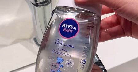 Podczas sprzątania łazienki zawsze mam pod ręką oliwkę dla dzieci. Jest niezastąpiona!