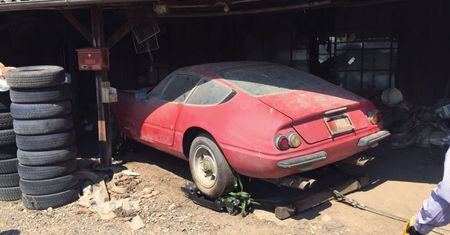 Ferrari stało w szopie przez 37 lat. Jest warte krocie