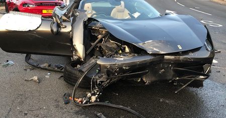 Ścigali się porsche i ferrari. Na rondzie kierowcy pożałowali