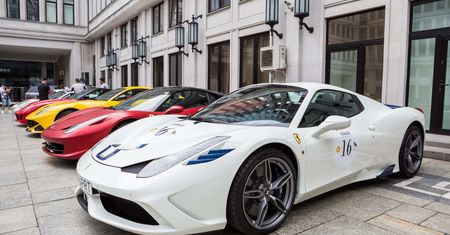Ferrari celowo zatrudnia studentów, by uniknąć opłat? W internecie zawrzało po nieprawdziwej wiadomości
