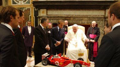 Model Ferrari dla papieża