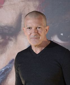 Łysy Antonio Banderas na premierze miniserialu "Geniusz: Picasso", w którym gra główna rolę