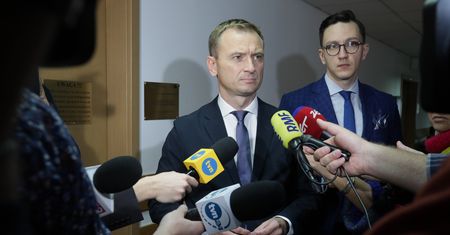 Sławomir Nitras zasłabł w samolocie na lotnisku Chopina. Polityk PO o jego stanie