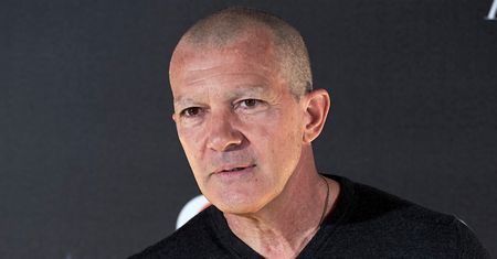 Antonio Banderas pokazał się łysy i bez brwi. Nie bez powodu ogolił głowę