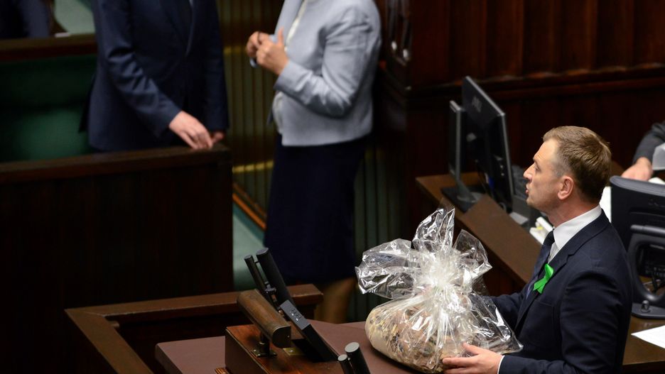 Poseł PO Sławomir Nitras z workiem trocin, który wręczył politykom PiS w Sejmie