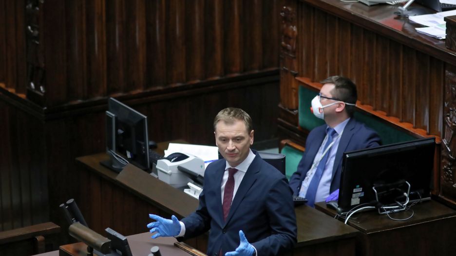 Koronawirus w Polsce. Sławomir Nitras pojawił się w Sejmie w rękawiczkach