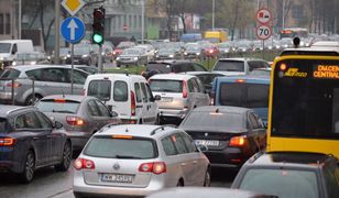 Warszawa. Ogromny korek na Trasie Siekierkowskiej po zderzeniu kilku samochodów