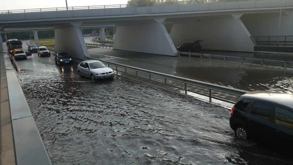 Zalana jezdnia w kierunku Targówka jest obecnie nieprzejezdna