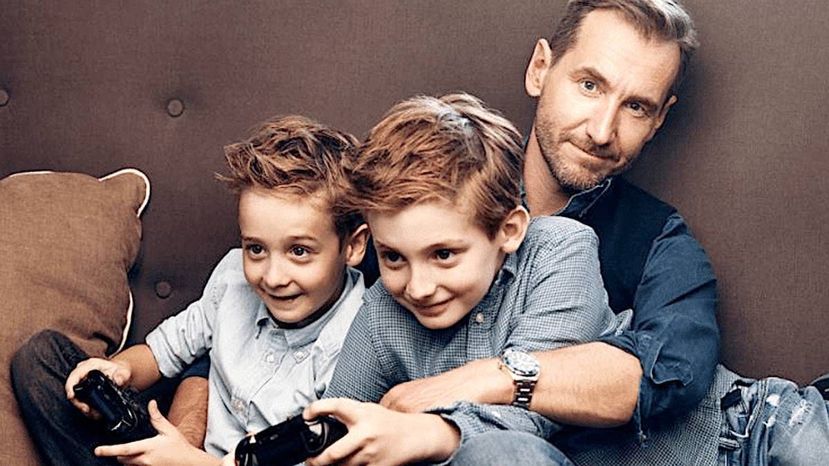 Piotr Kraśko drży w obawie przed synami. Chłopcy planują odstawić niezłe show podczas łączenia na wizji