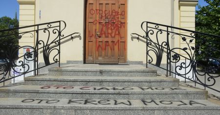 Na warszawskiej Kurii pojawiły się napisy. "Mordercy kobiety", "Oto moja krew"