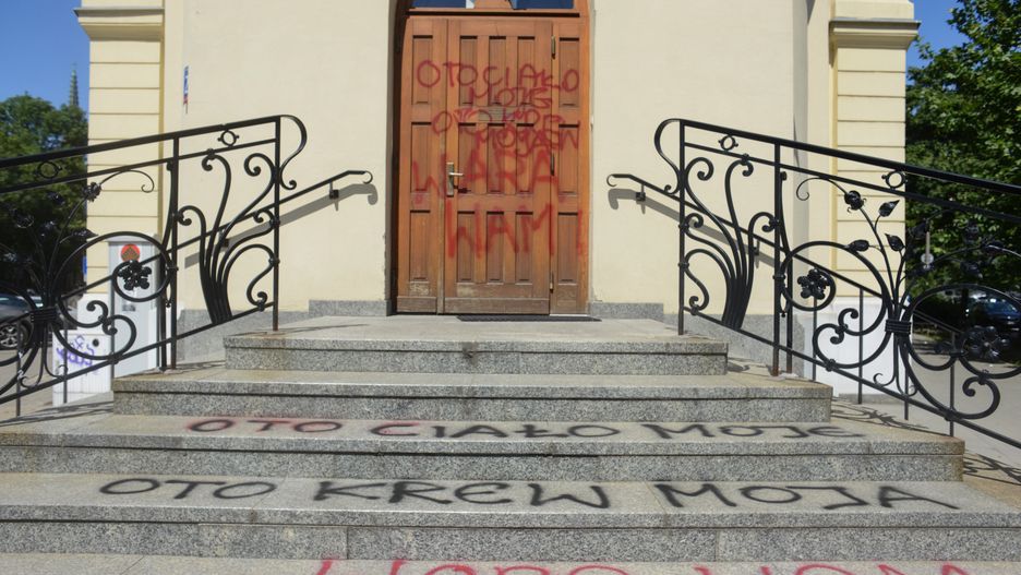 Napisy na budynku Kurii Warszawsko-Praskiej. 
