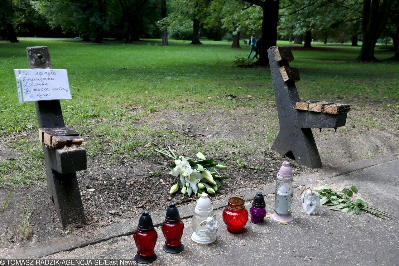 Półroczna Lilianna zmarła po tym, jak spadł na nią konar. Urzędnicy usłyszeli zarzuty