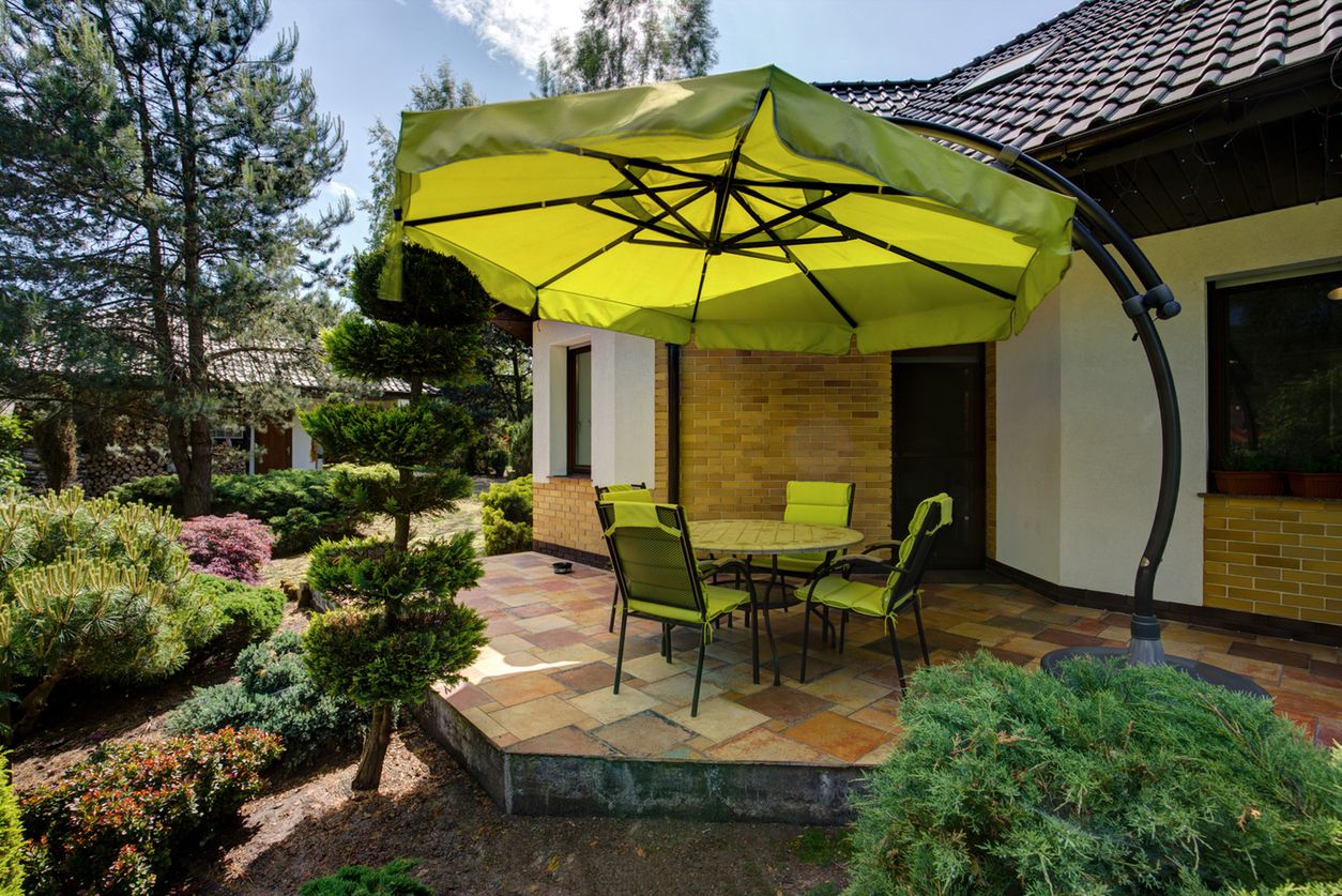Elegancki parasol ochroni przed słońcem i jest ozdobą ogrodu