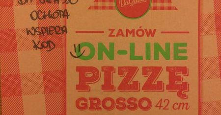 Pizzeria znanej sieci zmieszana z błotem. Za KOD