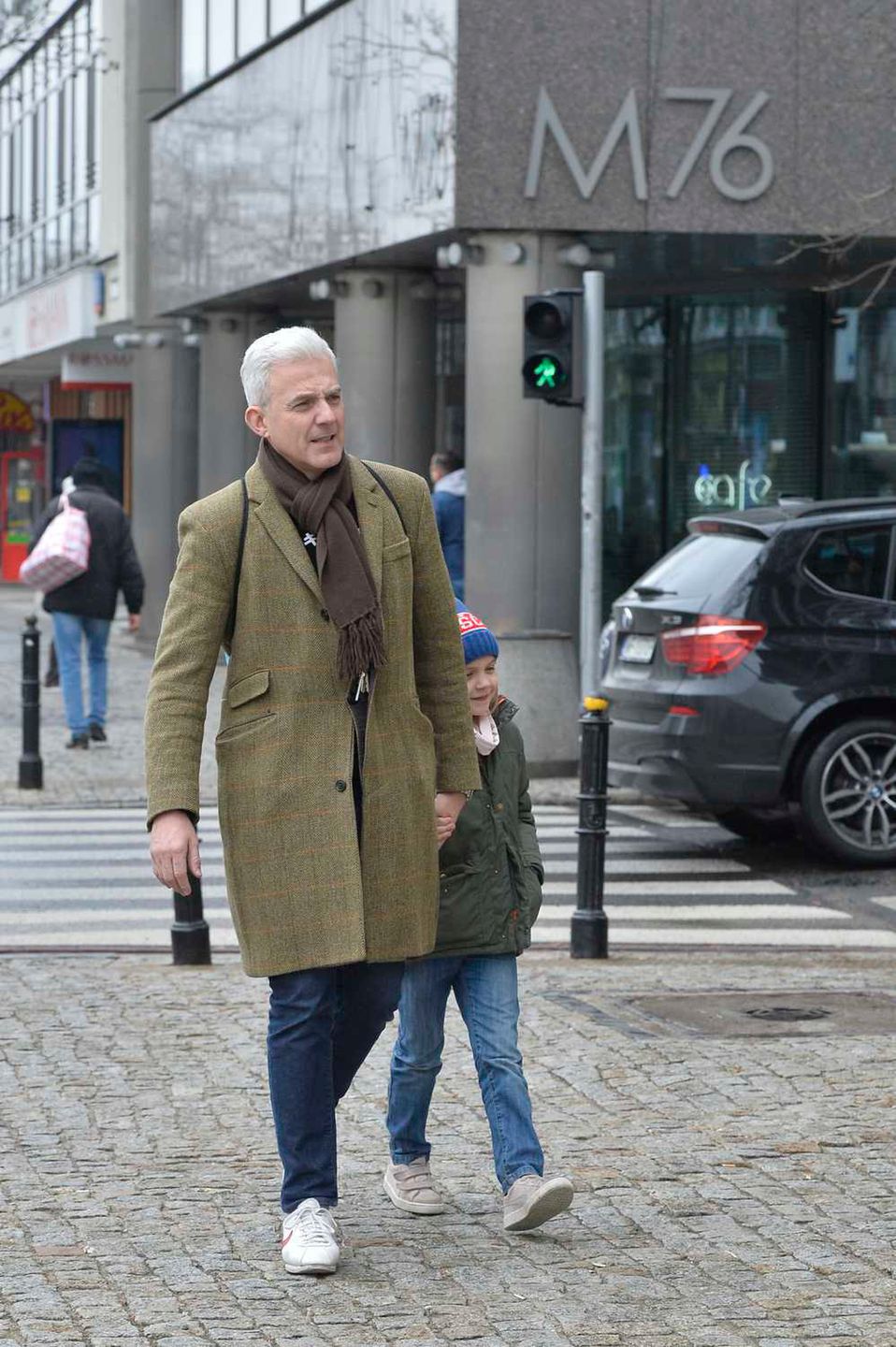 Hubert Urbański z dziećmi pod studiem Dzień Dobry TVN