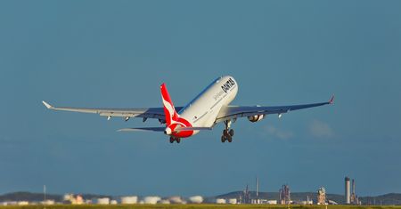 Samolot linii Qantas awaryjnie wylądował. Ewakuacja 271 pasażerów Airbusa [Zobacz wideo]